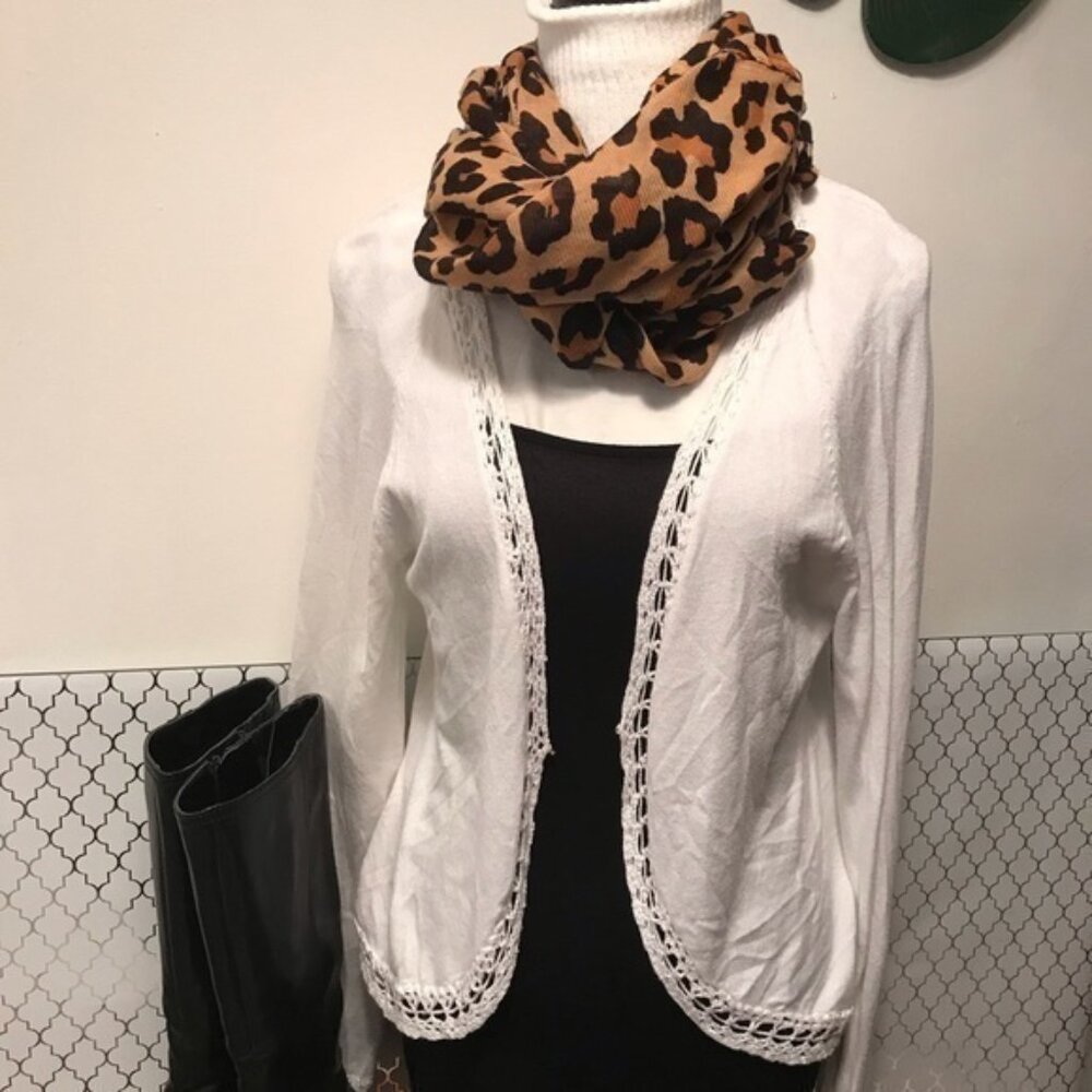 Field manor thin White sweater with lace trim